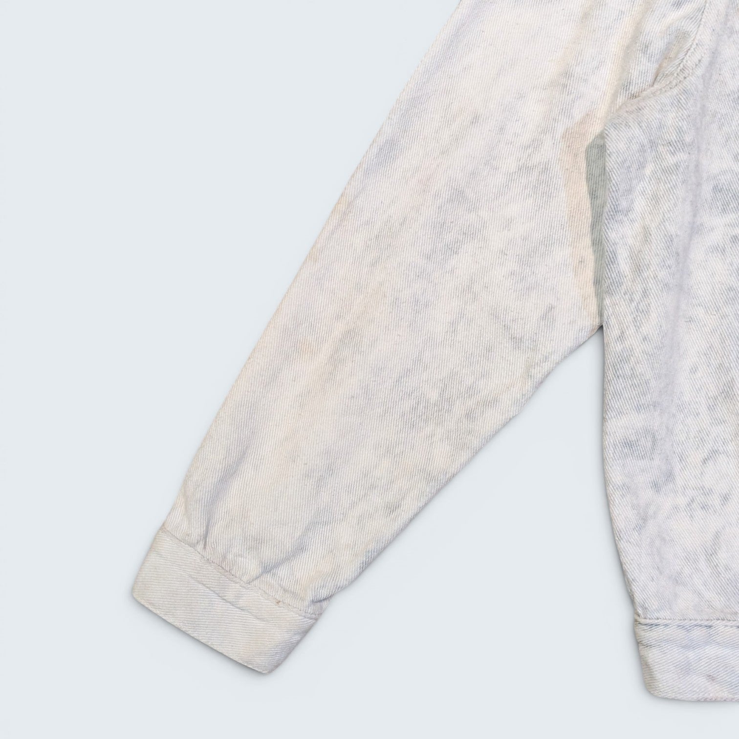 STOXX THRIFT & VINTAGE Natalia Paris acid wash denim jacket sleeve with button cuff detail.