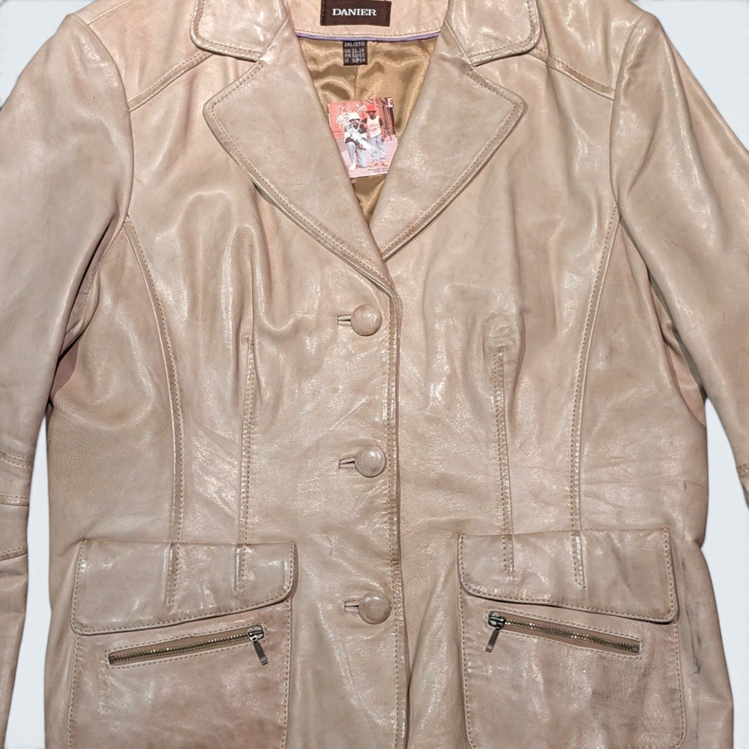 STOXX THRIFT & VINTAGE Danier beige leather blazer in size 2XL with button front and zippered pockets.
