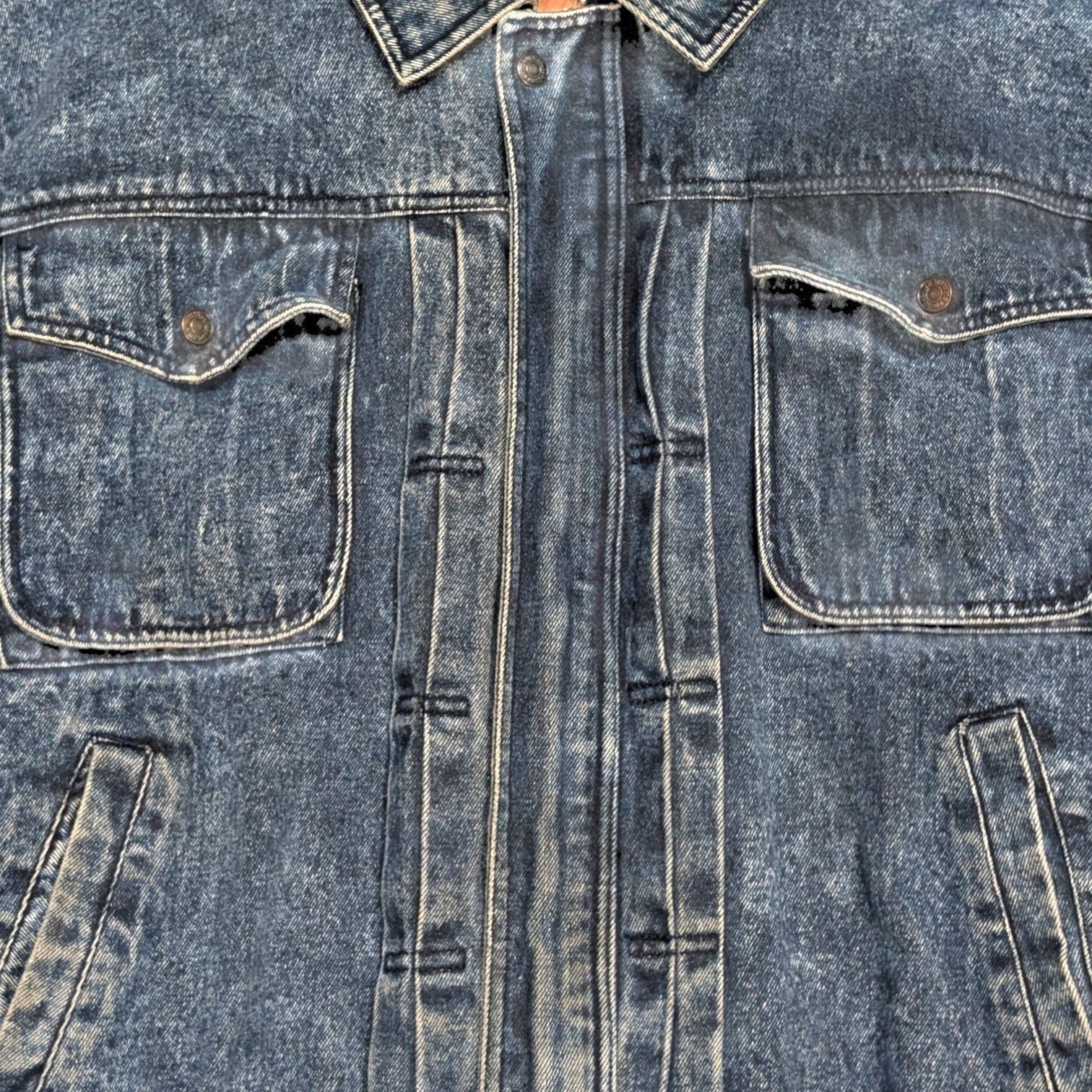 STOXX THRIFT & VINTAGE Levi's acid wash blue denim jacket with chest pockets and 100% cotton construction.