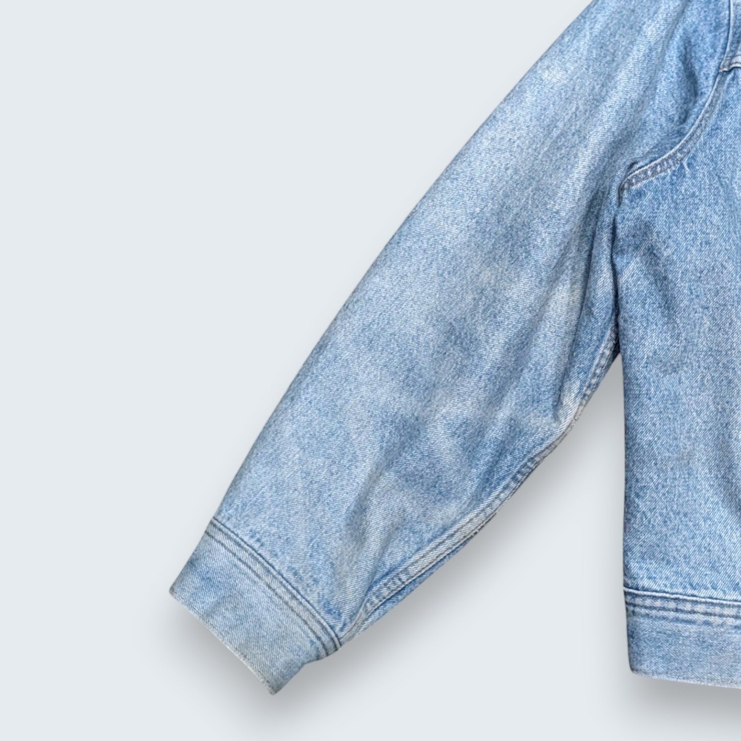STOXX THRIFT & VINTAGE Levi's Stormrider light-wash denim jacket sleeve with durable cotton construction.